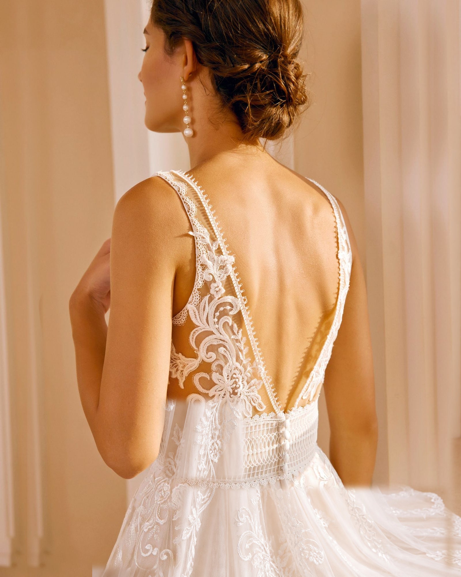 sleeveless v-neck lace tulle chapel train wedding dress - image 9